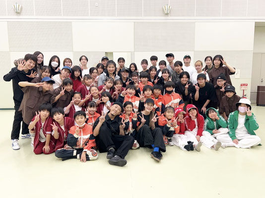 自社初の単独ストリートダンス発表会「SHINING」に向けて、共演する仲間のダンススクールと共に千城台コミュニティセンターの多目的ルームをお借りしまして合同リハーサルをおこないました♪