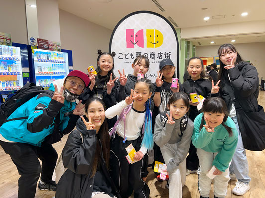 写真のメンバーは、火曜日キッズクラス(Mob squad)の17時＆18時クラス、とEMU先生とHIBIKI先生♪
