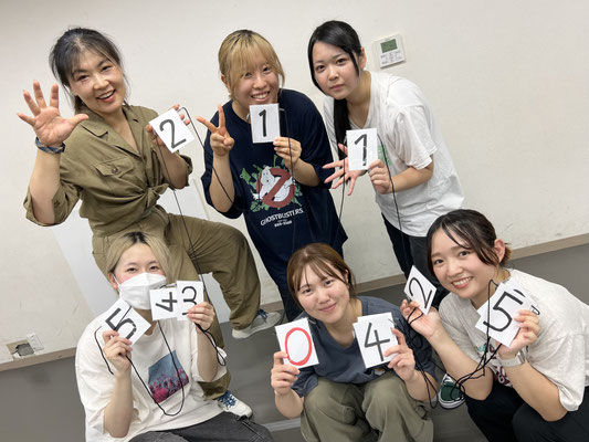千葉 ダンススクール Beat squadの火曜日メンバー・アオイが、ダンス発表会のナンバーリハに向けてナンバリングの材料を自ら用意してくれて、皆で完成させた様です♪