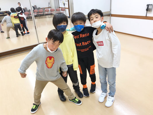 稲毛・長沼スタジオのキッズメンバー♪いつもレッスンルームに入ると、お友達と遊ぶ前にレッスンスタートの準備をしてくれます♪皆、いつも有り難うね♪