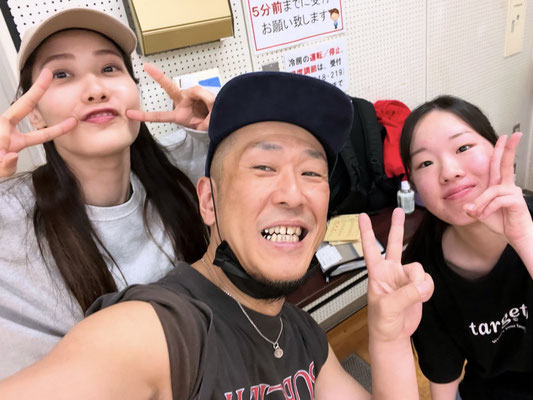 EMU先生と、アシスタントインストラクターのHIBIKI先生との1枚♪2人とも、千葉ダンススクール Beat squadに常に尽力をしてくれる本当に頼もしい仲間です♪