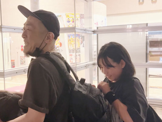 レッスン後にバックパックのチャックを閉めてくれている、千葉ダンススクール Beat squadの火曜日・18時キッズクラスのアンナ♪