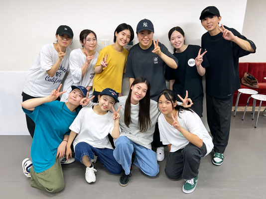 千葉ストリートダンススクール Beat squadの、合同ダンス発表会・オープニングナンバー出演メンバーでのリハーサル後の1枚♪