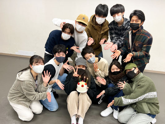 千葉ダンススクールのメインメンバーで、DOWN BY LAWのアシスタントインストラクターも務めるエムのお誕生日をお祝いしました♪エム、おめでとう！♪