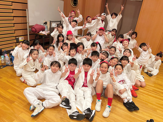 先日の「NEW YEAR DANCE 2025 ダンス動画撮影会」で撮った、火曜日・若葉区千城台キッズクラスと、水曜日・稲毛キッズクラスのメンバーでの集合写真♪