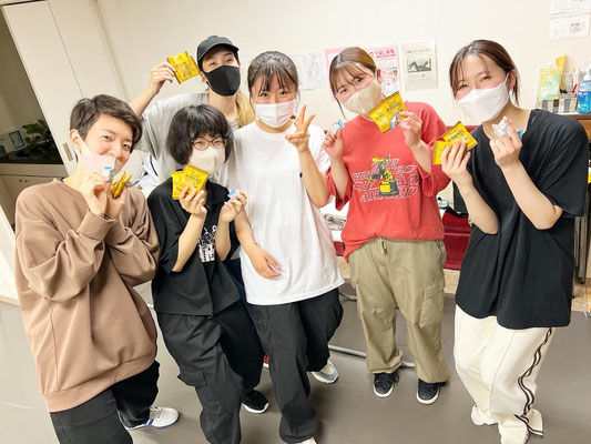 千葉ダンススクール Beat squadの火曜日・大人クラス♪メンバーのアミンが旅行のお土産を皆に買ってきてくれました、有り難う♪