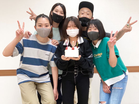 稲毛・長沼スタジオの大人クラス♪体調を崩していたチナツへ、ささやかながら快気祝いをしました♪