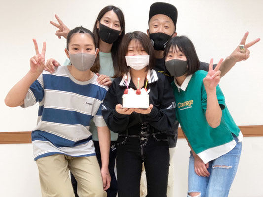 稲毛・長沼スタジオの大人クラス♪体調を崩していたチナツへ、ささやかながら快気祝いをしました♪