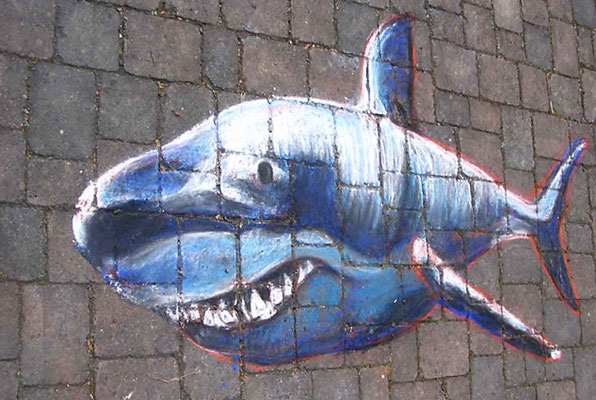 Pflastermalerei mit Kreiden, Haifisch.