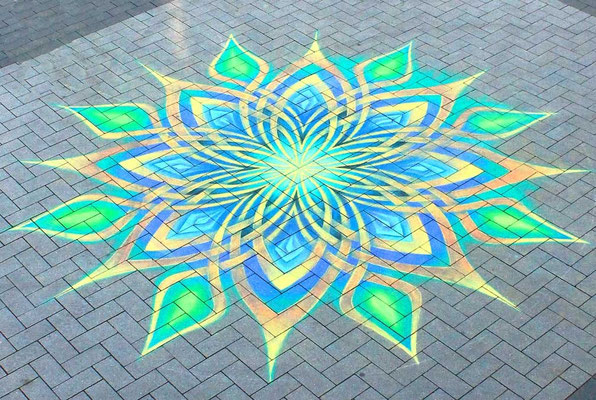 Pflastermalerei mit Kreiden, Mandala Grün.