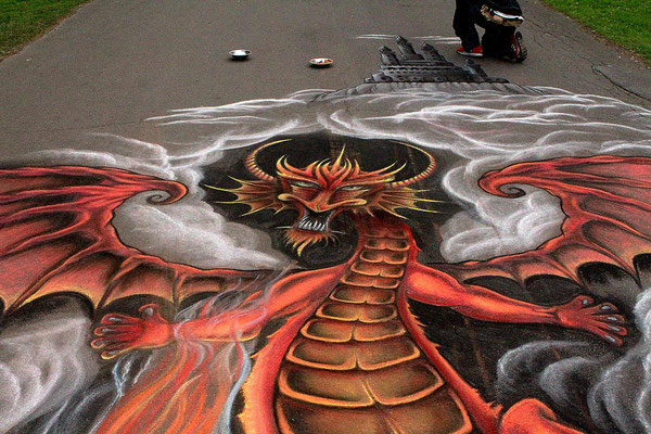 Pflastermalerei mit Kreiden, Drache.