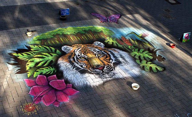 Pflastermalerei mit Kreiden, Tiger mit Urwald.