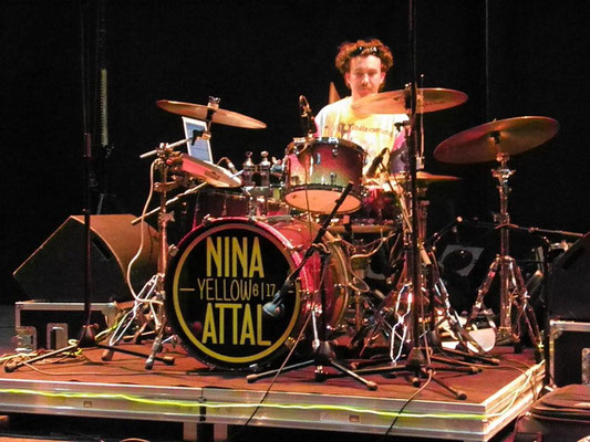 balances Nina Attal