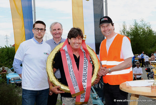 3. Oldtimertreffen Enzersfeld (Moderator Alexander Taudes-Hutterstrasser, Bürgermeister Josef Schiel, Publikumspreisgewinner Thomas Köck und der Obmann des Dorferneuerungsvereines Manfred Taudes)