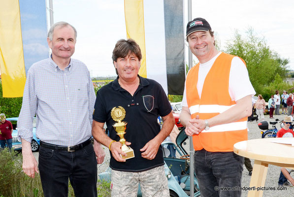 3. Oldtimertreffen Enzersfeld (Bürgermeister Josef Schiel, Thomas Köck - 1. Preis "Ältester fahrtauglicher PKW" und der Obmann des Dorferneuerungsvereines Manfred Taudes)