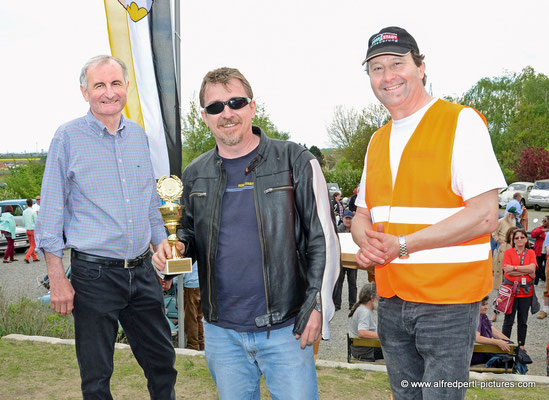 3. Oldtimertreffen Enzersfeld (Bürgermeister Josef Schiel, Siegfried Kern - 1. Preis "Ältestes fahrtaugliches Motorrad" und der Obmann des Dorferneuerungsvereines Manfred Taudes)