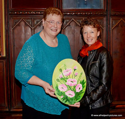 Malerin Brigitte Hörmann und Anita Fritz (Tombolagewinnerin des Gemäldes)  - Vernissage 11. Korneuburger Kunstkilometer im Korneuburger Rathaus