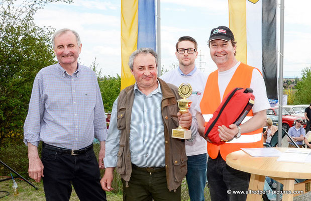 Bürgermeister Josef Schiel, ein Vertreter der Tresdorfer Traktorfreunde übernimmt der 1. Preis für den Oldtimerclub mit meisten Fahrzeugen, Moderator Alexander Taudes-Hutterstrasser und der Obmann des Dorferneuerungsvereines Manfred Taudes)