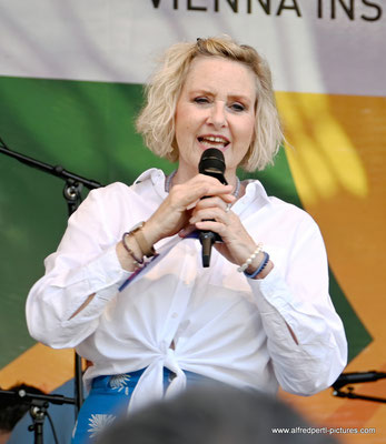 Andreas Hausmann und Lizzy Engstler auf der Radio NÖ Bühne am Donauinselfest 2022