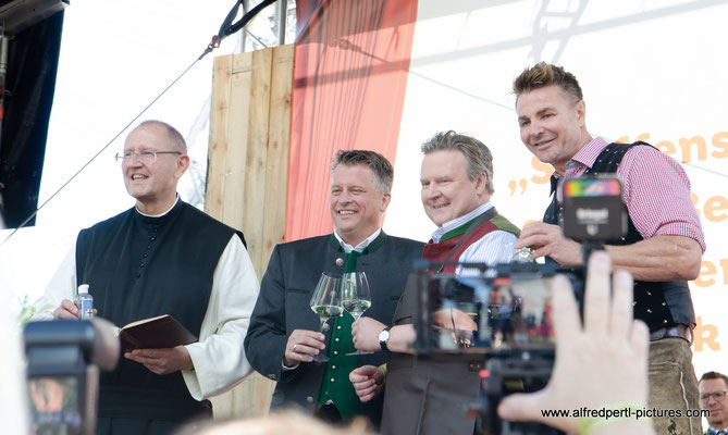 Kaiser Wiesn Wien - Eröffnung: Pater Karl Wallner, Thomas Podsednik, Michael Ludwig und Leo Hillinger