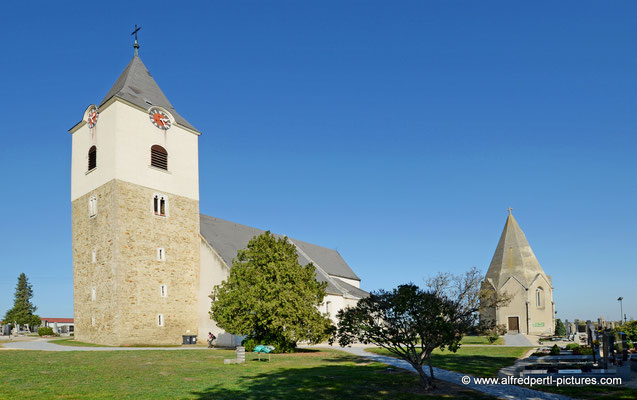 Kirche in Zellerndorf mit Karner