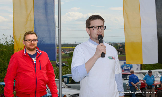 3. Oldtimertreffen Enzersfeld (Ronny Berger von Sponsor Koppensteiner Schadenslogistik und Moderator Alexander Taudes-Hutterstrasser)