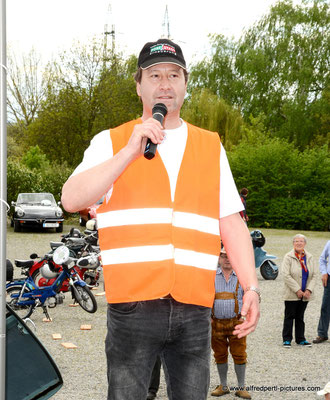 3. Oldtimertreffen Enzersfeld (Obmann des Dorferneuerungsvereines Enzersfeld Manfred Taudes)