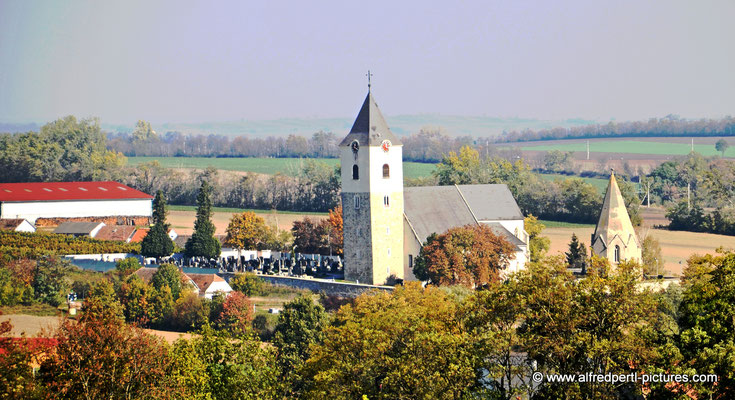 Kirche in Zellerndorf mit Karner