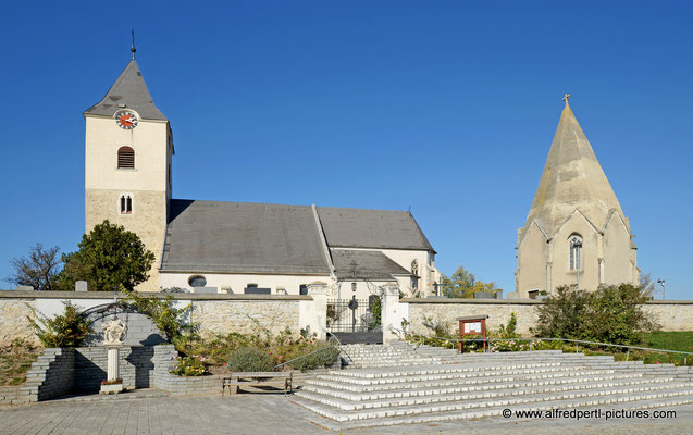 Kirche in Zellerndorf mit Karner