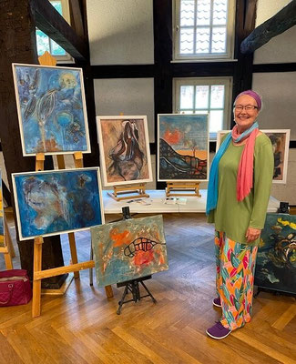 Andrea Christiane Spring an ihrem Stand zur Kunst-Werkschau auf Gut Sandbeck