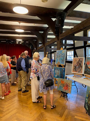 Viele Kunstinteressierte tummeln sich am Stand der Künstlerin Andrea Christiane Spring
