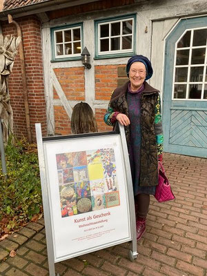 Vorm Eingang der Galerie auf Gut Sandbeck