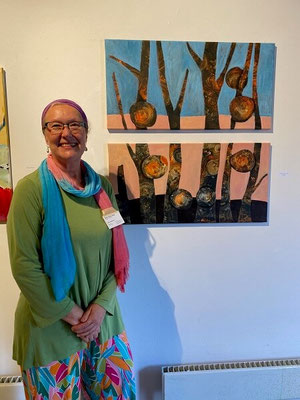 Künstlerin Andrea Christiane Spring mit ihrem abstrakten Kunstwerk in der Ausstellung des Kunstvereins Osterholz e.V.