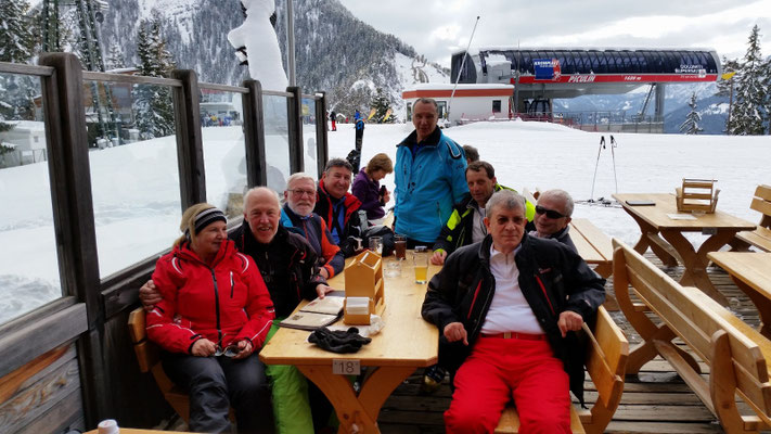 nach 3mal Schwarze Piste eine verdiente Pause . . . 