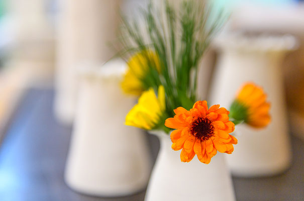 Porzellanväschen mit Ringelblumen