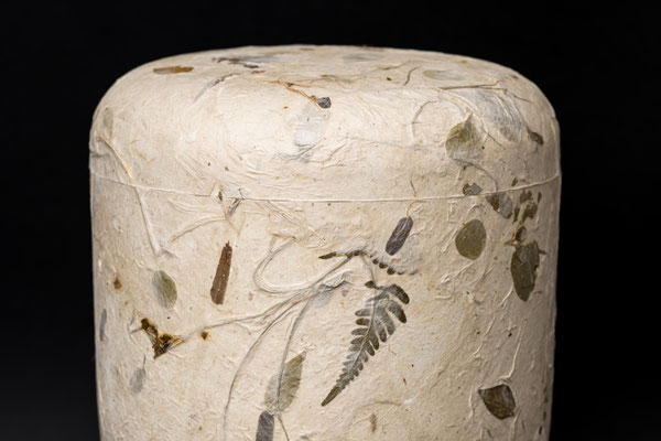 Urne mit geschöpftem Gräserpapier