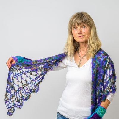 Spitzenstola Seide/Kidmohair 139 Euro, Stulpen Kaschmir, Seide, Mohair 69 Euro