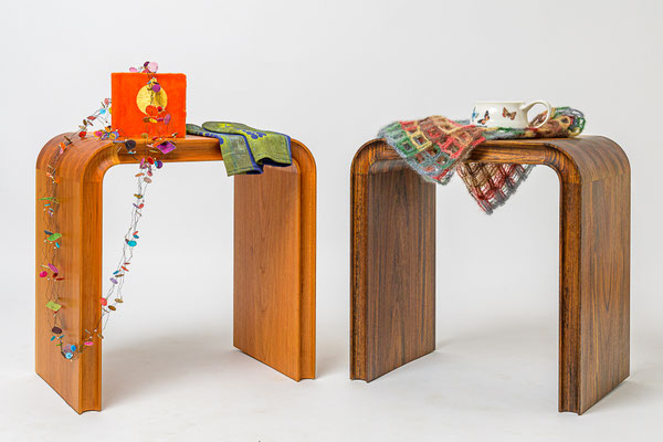 Hocker Kirsche 440 Euro, Hocker Amazakoué 590 Euro, Kette 950 Euro, Buch 120 Euro, Stulpen 19 Euro, Tuch, 129 Euro, Becher 35 Euro