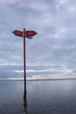 Der rote Wegweiser ca. 1,5 Kilometer vor dem Festland © FF-Duhnen