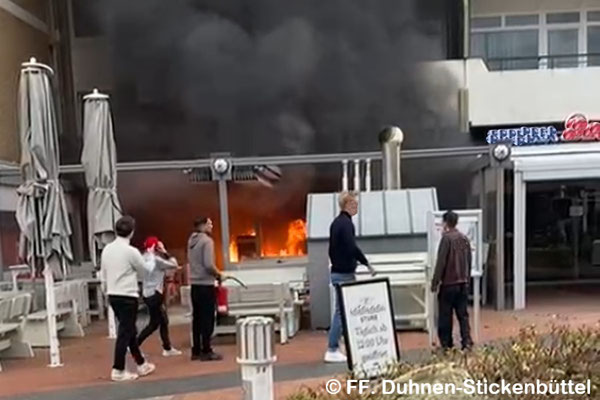 Die abblasende Gasflasche sorgte für starke Flammenbildung © FF-Duhnen-Stickenbüttel