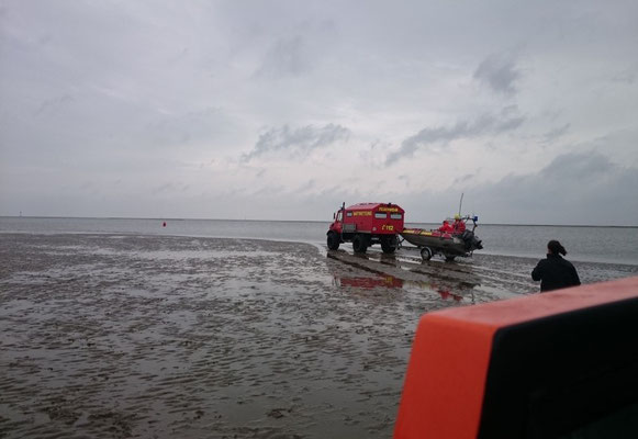 Das Boot der BF geht zu Wasser © Freiwillige Feuerwehr Cuxhaven-Duhnen