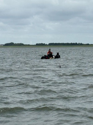 Im Schlepp des JetSki durch den Priel © FF-Duhnen-Stickenbüttel