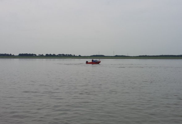 Das Boot der Kurverwaltung vor der Neulandgewinnung, davor der trügerische Ausläufer des Sahlenburger Priels © Freiwillige Feuerwehr Cuxhaven-Duhnen