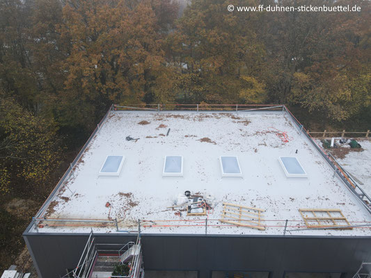 Die Dachfenster sind endlich drin. © FF-Duhnen-Stickenbüttel