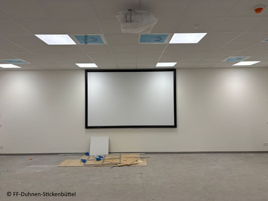 Beamer und Leinwand hängen. © FF-Duhnen-Stickenbüttel