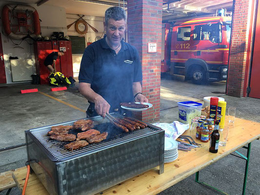 Der Ortsbrandmeister am Grill © Freiwillige Feuerwehr Cuxhaven-Duhnen