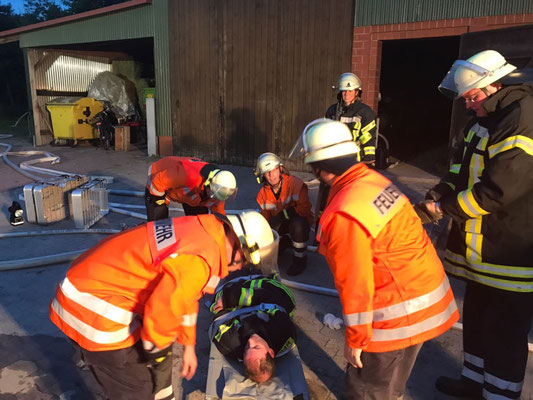 Versorgung der kollabierten Einsatzkraft © Freiwillige Feuerwehr Cuxhaven-Duhnen