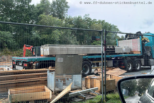 Die Umrandung des Hallenbodens wird angeliefert. © FF-Duhnen-Stickenbüttel