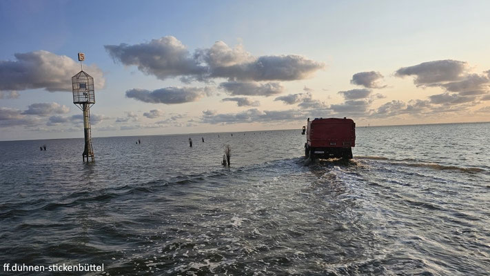 Durch die frühe Abfahrt ist noch viel Wasser auf dem Watt © FF-Duhnen-Stickenbüttel