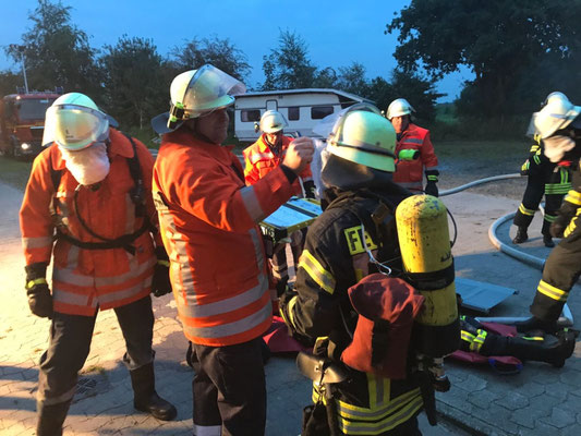 Die Zeiten der Einsatztrupps werden bei der Atemschutzüberwachung notiert © Freiwillige Feuerwehr Cuxhaven-Duhnen